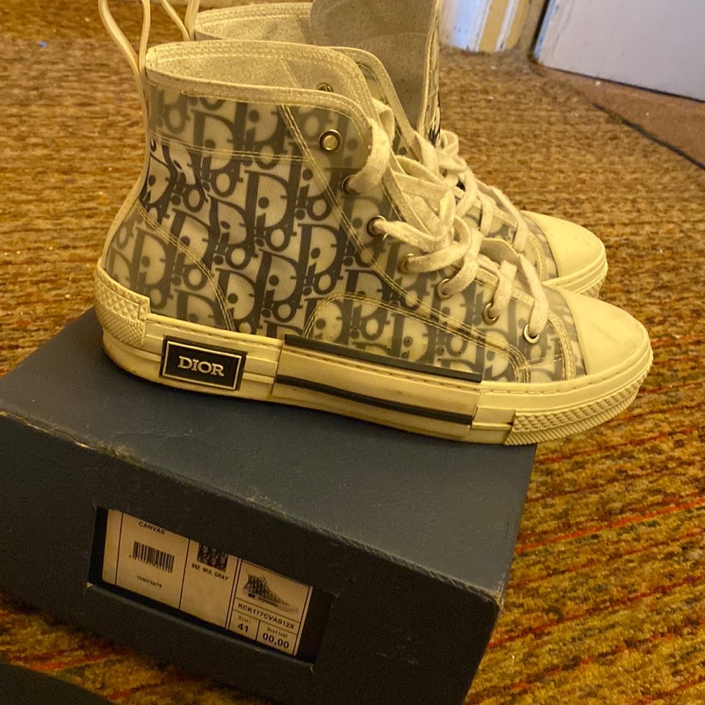 Used AUTHENTIC B23 Dior Hightop sneaker comes with dust bag and box💙